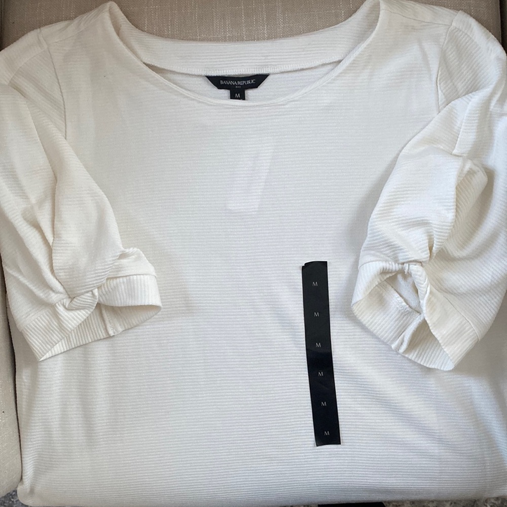 Women’s Banana Republic off white ribbed top white ruffled sleeves. Size medium.